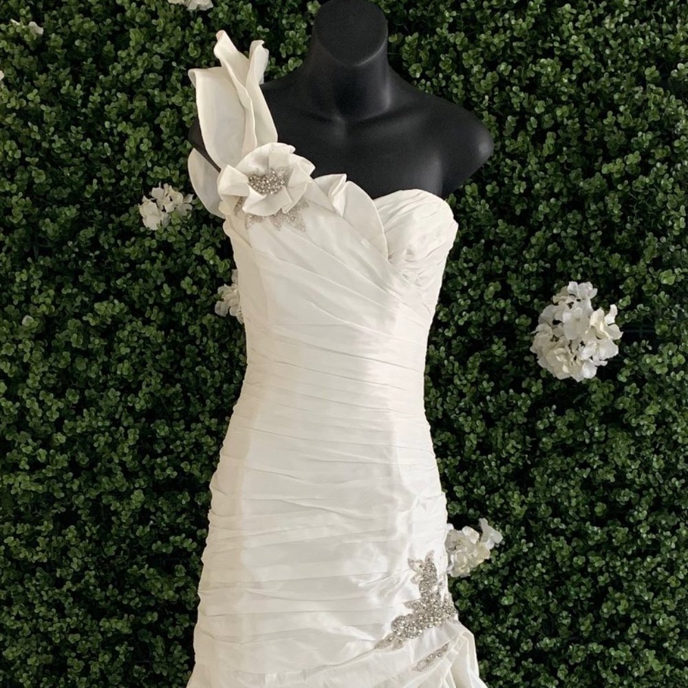Enzoani Fabiola Magnolia/Silver Size 8 Trumpet